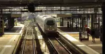 ICE 721 (Dortmund Hbf - München Hbf) erreicht im abendlichen Licht seinen Zielbahnhof. Der hintere Zugteil wird nach der Ankunft ins ICE-Werk fahren, der vordere wird als ICE 522 nach Dortmund zurück fahren.
München Hbf, 14. August 2016
