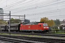 DB Lok 185 105-4 durchfährt den Bahnhof Pratteln. Die Aufnahme stammt vom 17.10.2016.