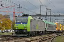 Re 485 015-2 durchfährt den Bahnhof Pratteln. Das abzweigende Gleis führt auf eine Strasse und in ein Industriegebiet, von wo aus auch diese Aufnahme am 20.10.2016 entstand.
