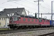 Re 10/10, mit den Loks 11667 und 11331, durchfahren den Bahnhof Pratteln. Die Aufnahme stammt vom 26.10.2016.