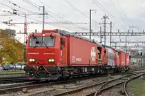 Löschzug XTmas 99 88 9174 002-7, durchfährt den Bahnhof Pratteln. Das abzweigende Gleis führt auf eine Strasse und in ein Industriegebiet, von wo aus auch diese Aufnahme am 20.10.2016 entstand.