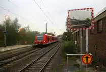 Die Rhein Niers Bahn (RB33) kommt aus Aachen-Hbf nach Duisburg-Hbf und kommt aus Richtung Aachen-Hbf,Aachen-Schanz,Aachen-West,Laurensberg,Richterich,Kohlscheid,Herzogenrath,Palenberg,Zweibrüggen,Frelenberg,Geilenkirchen,Süggerrath,Lindern,Brachelen,Hückelhoven-Baal,Baal und hält in Erkelenz und fährt dann weiter in Richtung Herrath,Beckrath,Wickrath,Rheydt-Hbf,Mönchengladbach-Hbf. 
Aufgenommen vom Bahnsteig 1 in Erkelenz.
Bei Wolken am Nachmittag vom 1.11.2016.