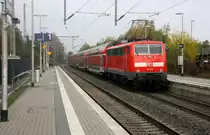Ein Nachschuss von der 111 122 DB schiebt den RE4 aus Aachen-Hbf nach Dortmund-Hbf und kommt aus Richtung Aachen-Hbf,Aachen-Schanz,Aachen-West,Laurensberg,Richterich,Kohlscheid,Herzogenrath,Palenberg,Zweibrüggen,Frelenberg,Geilenkirchen,Süggerrath,Lindern,Brachelen,Hückelhoven-Baal,Baal und hält in Erkelenz und fährt dann weiter in Richtung Herrath,Beckrath,Wickrath,Rheydt-Hbf,Mönchengladbach-Hbf. 
Aufgenommen vom Bahnsteig 1 in Erkelenz.
Bei Wolken am Nachmittag vom 1.11.2016.