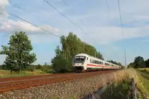 Die 101 098-2 schiebt den IC 2282 von Leipzig Hbf am 01.06.2016 nach Rostock Hbf durch Nassenheide.

