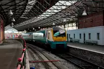 Der Triebzug 175 008 nach Ank. in Holyhead Station (Nordwales) am 13.06.2016.