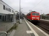 111 149 DB kommt mit dem RE4 von Dortmund-HBf nach Aachen-Hbf und kommt aus Richtung Neuss-Hbf,Mönchengladbach-Hbf,Rheydt-Hbf,Wickrath,Beckrath,Herrath und fährt in Erkelenz ein und fährt dann weiter in Richtung Baal,Hückelhoven-Baal,Brachelen,Lindern,Süggerrath,Geilenkirchen,Frelenberg,Zweibrüggen,Übach-Palenberg,Rimburg,Finkenrath,Hofstadt,Herzogenrath, Kohlscheid,Richterich,Laurensberg,Aachen-West,Aachen-Schanz,Aachen-Hbf. 
Aufgenommen vom Bahnsteig 1 in Erkelenz. 
Bei Wolken am Nachmittag vom 1.11.2016.
Und das ist mein 6500tes Bahnbild bei http://WWW.Bahnbilder de.