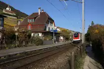 SBB: HERBSTLICHE STIMMUNG
auf der Jurasüdfuss Linie
vom 3. November 2016 (Personenverkehr).
Der kurze einspurige Streckenabschnitt mit dem zu einem Bistro umgenutzten Bahnhofsgebäude von Ligerz.
Foto: Walter Ruetsch 
