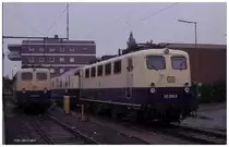 Vor dem Stellwerk des HBF Osnabrück warten am 23.7.1989 141295 und 141336 auf ihre nächsten Einsätze.