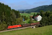 Eine meiner Lieblingsstrecken ist die Summerauer Bahn im oberösterreichischen Mühlviertel. Auf dem bedeutenden Handelsweg von Linz zur Moldau entstand Anfang des 19. Jahrhunderts die erste Eisenbahn in Österreich, die 1828 eröffnete Pferdebahn von Linz nach Budweis. An der Ledermühle konnte am 04. Oktober 2014 die ÖBB 1116.029 mit einem Schrottzug aus Tschechien abgelichtet werden. Im Hintergrund sind der Ort Kefermarkt und das Schloss Weinberg zu erkennen.