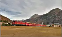 Herbst im Engadin am Eingang zum Val Bever Richtung Spinas. RE1148 mit Ge 6/6 II 704  Davos . (02.11.2016)