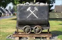 Glück Auf! Diese alte Zechenlore erinnert an den einstigen Kohlebergbau im Aachener Revier. Hier zu sehen die Lore der Zeche Gouley (EBV) in Morsbach / Würselen.
Standpunkt ist der Grünplatz im Stadtteil Teuter Siedlung,meiner Heimatstadt. Datiert vom Sept.2016.