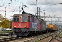 Doppeltraktion, mit den Loks 421 374-0 und 421 393-0, durchfahren den Bahnhof Pratteln. Das abzweigende Gleis führt auf eine Strasse und in ein Industriegebiet, von wo aus auch diese Aufnahme am 20.10.2016 entstand. 