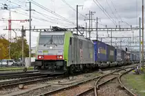 Re 486 507-7 durchfährt den Bahnhof Pratteln. Das abzweigende Gleis führt auf eine Strasse und in ein Industriegebiet, von wo aus auch diese Aufnahme am 20.10.2016 entstand.