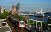 Ein DT4-Doppel der Hamburger Hochbahn verläßt am 01.06.2011 die Station Landungsbrücken in Richtung Baumwall. Im Hintergrund die inzwischen fertiggestellte Elbphilharmonie.