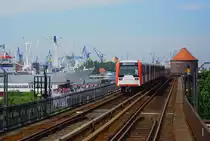 Am 26.05.2011 fährt der DT4 905-3 der Hamburger Hochbahn in die Station Baumwall ein