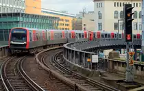 Ein DT5-Doppel der Hamburger Hochbahn, an der Spitze 331-1, erreicht am 30.10.2016 die Station Rödingsmarkt