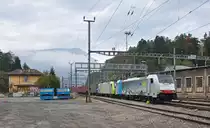 Die beiden 186 109-5 und 485 005-3 der BLS sind, nachdem in Arth-Goldau ein kurzer Halt eingelegt wurde, wieder unterwegs und streben weiter südwärts. Im Hintergrund lässt sich die Rigi erkennen. 14.10.2016