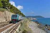 E 464 615 mit einem Regionalzug am 21.08.2016 bei Cervo. 