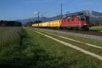 SBB: HERBSTLICHE STIMMUNG
auf der Jurasüdfuss Linie
vom 3. November 2016 (Güterverkehr).
Postzug mit Re 420 294-1 bei Deitingen.
Foto: Walter Ruetsch 