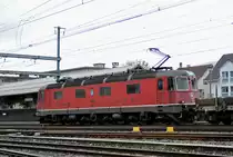 Re 6/6 11652 durchfährt den Bahnhof Pratteln. Die Aufnahme stammt vom 26.10.2016.