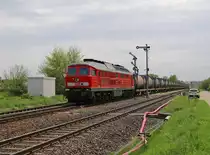 232 636-0 mit einem Müllzug in Richtung Mühldorf. Aufgenommen am 05.05.2015 in Tüßling.