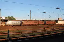 Am 24.06.2015 standen Re 465 014-9  Spalenberg , Re 4/4 174 (425 174)  Frutigen , eine unbekannt gebliebene Re 4/4 und Re 4/4 186 (425 186)  Leissigen  zusammen in den ersten Sonnetrahlen im Abstellbereich von BLS Cargo in Basel Bad Bf abgestellt und warten auf ihren nächsten Einsatz.