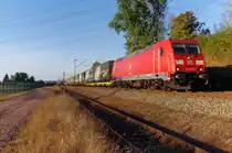 Der Gremberger, so heißt dieser Güterzug bei den Eisenbahnfreunden im Saarland. Gremberg Rbf. - Saarbrücken Rbf. so ist der Laufweg von 185 303 mit ihrem gemischten Güterzug. Die vorderen MegaCombi Containerwagen werden am nächsten Tag von Saarbrücken zurück nach Dillingen befördert. Der MegaCombi transportiert Autoteile für Ford. Bahnstrecke 3230 Saarbrücken - Karthaus beim Kraftwerk Ensdorf am 24.09.2016