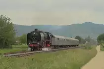 Während den Neustadter Dampflokfest in 2014, läuft 01 118 durch die Weinstrassen kürzlich nach dem Dorf von Edesheim gen sudwärts.   