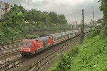 Mit einer Werbung für die Bernina Express, rollt 101 092-5 am Hochgeschwindigkeit durch den Wormser Hauptbahnhof im Richtung Mannheim. 29 Mai 2014.