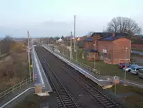 Die Station Plaaz(Strecke Rostock-Berlin)in der Gesamtansicht.Aufgenommen von der Fussgängerbrücke am 09.November 2016.