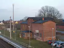 Auch das Bahnhofsgebäude von Plaaz steht mit 380qm Wohnfläche und 1500qm Grundboden zum Kauf.Aufnahme vom 09.November 2016.