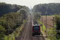 Nicht nur die Hohenzollernbrücke geht geradewegs auf den Kölner Dom zu, sondern auch die Linksniederrheinische Strecke bei Köln Worringen. Für 423 293 und einen weiteren Quitschi ist dies allerdings nicht die gewohnte Strecke. Denn sie sind unterwegs als S11 (Düsseldorf Flughafen Terminal - Bergisch Gladbach) und müssten eigentlich den Schlenker über Köln Chorweiler fahren. Doch wenn die Verspätung dann doch zu groß wird lässt man die Fahrgäste im Kölner Norden stehen und nimmt die kürzere und schnellere Strecke. So werden ganze fünf Stationen einfach ausgelassen.
Köln Worringen, 23. August 2016