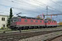 Re 10/10, mit den Loks 11667 und 11331, durchfahren den Bahnhof Pratteln. Die Aufnahme stammt vom 20.10.2016.