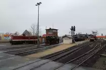 Nahezu menschenleer präsentiert sich der HSB-Bahnhof Wernigerode am verregneten Mittag des 05.02.2016. In der Lokeinsatzstelle wartet Diesellok 199 874 auf neue Aufgaben, während sich Dampflok 99 7234 auf ihren Einsatz als Zuglok für P8903 nach Eisfelder Talmühle vorbereitet. Im Bahnhof hat 199 872 gerade einen Sonderzug für die IG HSB bereitgestellt, welcher wenig später zum Brocken fährt und wartet nun auf die Freigabe zur Ausfahrt für die nächste Rangieraufgabe.