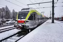 Nur einen Tag später schaute der Winter vorbei und das selbe Motiv sah nun so aus:
Hier zu sehen ist ETR 170 der SAD, am 11.11.2016 abgestellt im nun winterlichen Bahnhof Lienz.
