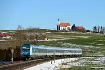Unter keinem guten Stern steht aktuell der Südast des Streckennetzes des Alex. Die Ausschreibung für den zukünftigen Betrieb im Allgäu wurde an DB Regio verloren, dementsprechend haben sich viele Mitarbeiter bereits beruflich umorientiert. Beim Alex herrscht akute Personalnot, so dass diverse Leistungen im Schienenersatzverkehr gefahren werden müssen, insbesondere zwischen Immenstadt und Oberstdorf. Am 06. Januar 2015 verkehrte ALX 29304 jedoch planmäßig und konnte unter der Wallfahrtskirche von St. Albarn fotografiert werden. Zuglok war 223 070, bemerkenswert die beiden ehemaligen n-Wagen am Zugschluss.