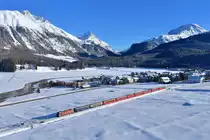 Ge 4/4 III 642 mit einem RE am 12.11.2016 bei Celerina. 