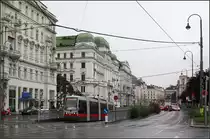 Ausfahrt aus einem ungewöhnlichen Verkehrsbauwerk - 

Über diese Straßenbahnrampe zur Währinger Straße gelangen die Bahnen aus der unteren Ebene der doppelstöckigen Wendeschleife Schottentor wieder an die Oberfläche. 

Wien, 06.10.2016 (M)
