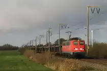 140 876-4 (Baujahr: 1973) der Eisenbahngesellschaft Potsdam mbH mit einem Güterzug in die Richting Leer bei Petkum am 12-11-2015.