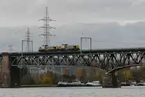 Die SNCB-Loks 7773 und 7778 kommen als Lokzug von Kinkempois und fahren weiter Richtung Tongeren, hier bildlich festgehalten am 17/11/2016 auf der Maasbrücke in Visé.