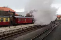 Ausfahrt von 99 7234 mit P8903 nach Eisfelder Talmühle am 05.02.2016 aus dem Bahnhof Wernigerode. (Bild 4) Noch ein mächtige Dampfwolke zum Abschied und Sekunden später ist der Zug aus dem Blickfeld verschwunden.