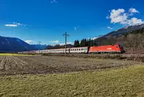 Nachschuss vom railjet 533 und dem Verstärkungszug D 15533 (Wien Hbf - Lienz), nahe Berg im Drautal.
Zuglok war 1116 218-9, Schublok war 1016 025-9.
Aufgenommen am 12.11.2016.
