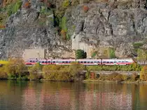 Regionalbahn 12194  Pommern  vor der Hatzenporter Rabenlay, einem 141 m hohen Schieferfelsplateau. Die senkrecht aufragende Wand ist fast vollständig mit Stahlnetzen bespannt. Weitere aufwändige Maßnahmen wie Fangzäune, Vernagelungen und großflächige Spritz-Betonplomben schützen den Bahnverkehr ebenfalls vor Steinschlag und Blockstürzen. (31. Oktober 2016)