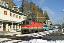 Pünktlich um 9.15 wartet 1144.111 mit EC-151 im herbstlich-winterlichen Bhf.Semmering am 13.11.16 auf den Abfahrtsbefehl.