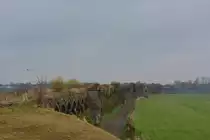 Auf der Rückfahrt von Wesel entdeckte ich die alte Rheinbrücke der ehemaligen Boxteler Bahn. Die Brücke wurde 1874 von der Köln Mindener Eisenbahn erbaut und war zu dieser Zeit die längste Eisenbahnbrücke Europas. 1927 wurde die Brücke umgebaut und die vom Miitär geforderten Befestigungsbauwerke abgebrochen. Ende des 2. Weltkriegs war dies die letzte Verbindung über den Rhein. Am 10.3.45 wurde die Brücke gesprengt um den Vormarsch der Alliirten zu verhindern. Heute dient der ehemalige Viadukt auf Weseler Seite als Hangar für Segelflugzeuge und als Gaststätte.

Wesel 05.11.2016