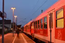 Ihre Zeit läuft ab. Ab Dezember werden die n-Wagen aus NRW komplett verschwinden. Damit geht eine Ära zu Ende. Vielen Leuten machte das Reisen mit diesen Wagen Spaß. DOch zum Fahrplanwechsel haben diese Wagen leider ausgedient. Hier steht eine n-Wagen Garnitur als RE8 Verstärker nach Mönchengladbach in Grevenbroich.

Grevenbroich 11.11.16