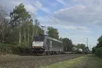 Nach einer schönen paar Stunden in die Sonne mit so wenig Güterzugen, gibt es nur ein bisschen Sonnenlicht auf 185 571-7 und ihrem Containerzug bei Hanau West. 22 September 2016.