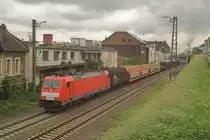 186 335-6 verlässt den Hauptbahnhof von Neustadt (Weinstrasse) mit einem gemischtem Güterzug im Richtung Kaiserslautern. Im Hintergrund ist etwas Rauch von den Dampflok Sonderzug der diesen Güterzug folgen wird. 30 Mai 2015. 