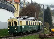 ABSCHIEDSFAHRT: MIT DEM FÖFI ÜBER DIE RUCKHALDE
AB/SGA: Der Sonderzug mit BCFeh 4/4 5 + D 165 + B 119 auf dem bekannten Zahnradstreckenabschnitt bei St. Gallen am 13. November 2016.
Foto: Walter Ruetsch 
