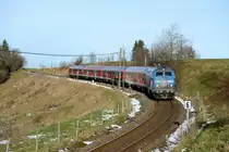 Am frühen Nachmittag des 06. Januar 2015 zog dann Schleierbewölkung auf. Bevor der Fotoausflug deswegen ein vorzeitiges Ende fand, wurde noch der RE 57346 nach Füssen bei Leuterschach abgepasst, war doch die 218 467 für dessen Bespannung eingeteilt.